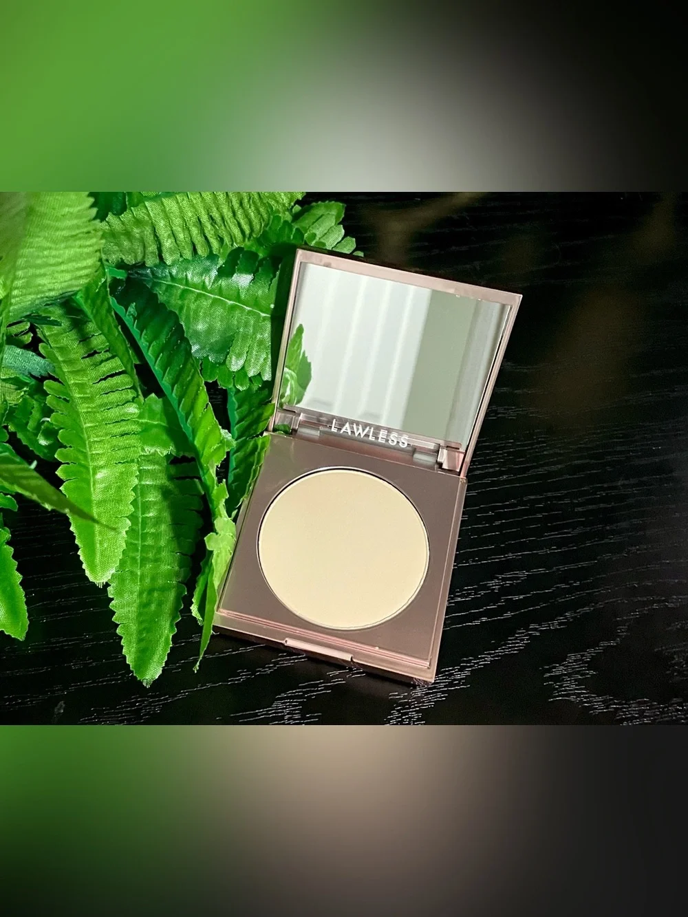 Lawless Skin-Smoothing Perfecting Powder - Banannie